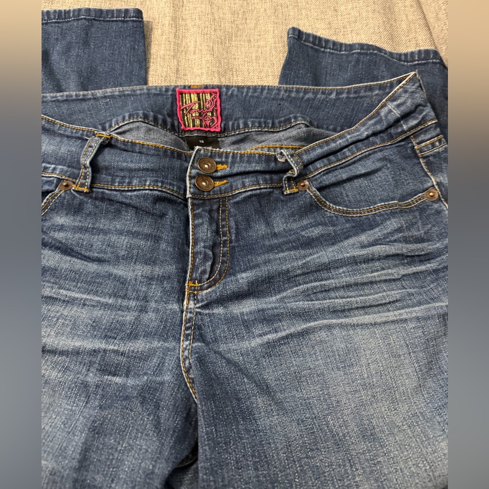 Torrid Blue Denim Cropped Jeans low rise distressed size 16 GUC 5 pockets